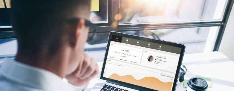 Een persoon die met eCare werkt