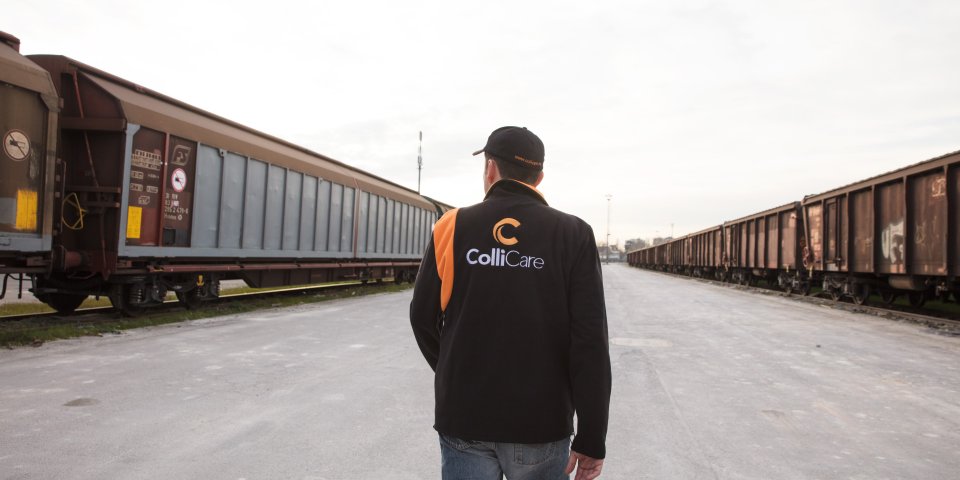 ColliCare employee at the rail station, surrounded by vagons