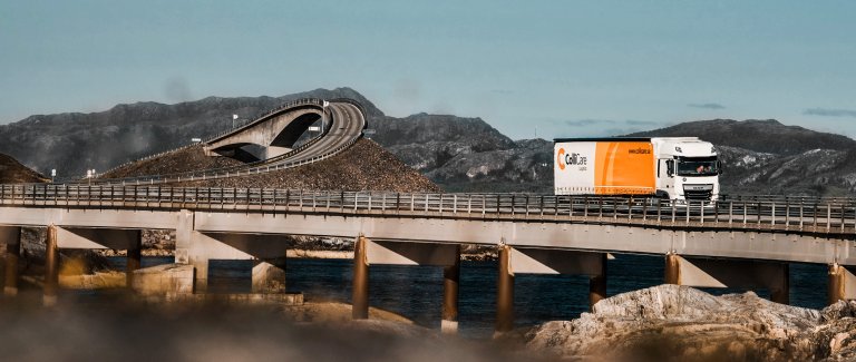 Een ColliCare trailer rijdt overr de Storseisundet brug.